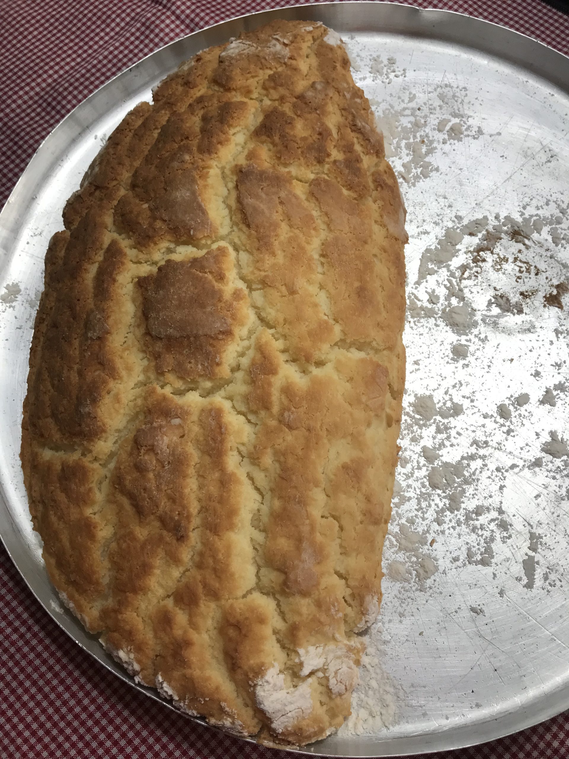 Pan italiano sin gluten fuera del horno. Casi no encaja en la forma en que creció.