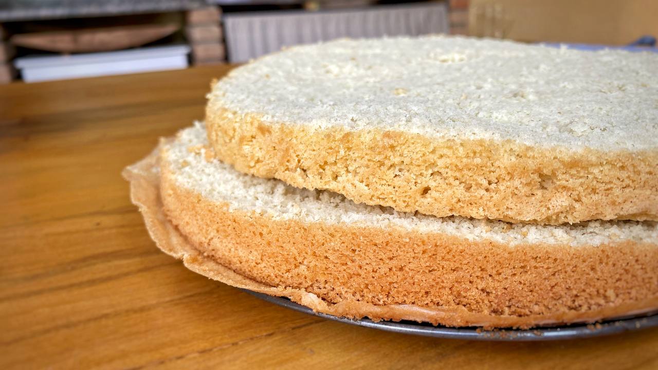 Gluten-free and lactose-free sponge cake